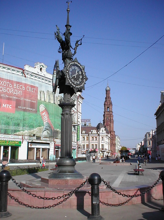Скульптура в Казани - Часы на площади Тукая. Фото