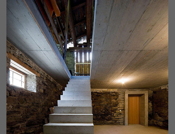 Подземный дом в деревне Вальс в Швейцарии. Фото
