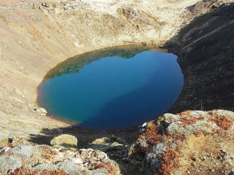 Озеро в кратере вулкана в Исландии. Фото