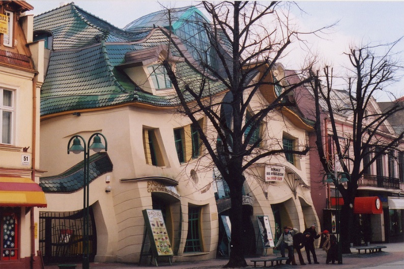 Кривой дом в Польше, город Сопот. Фото