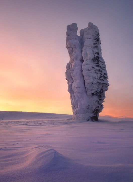 Столбы выветривания на плато Маньпупунер на закате. Фото