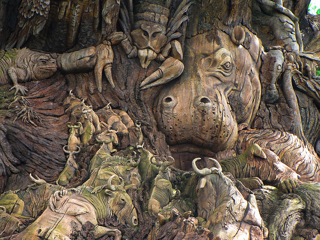 Скульптуры животных на Дереве Жизни крупным планом. Фото