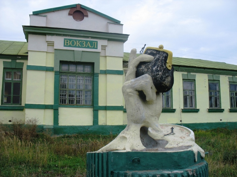 Скульптура в Казани - рука держащая кошелек. Фото
