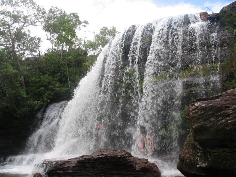 Водопад на реке Каньо Кристалес в Колумбии. Фото