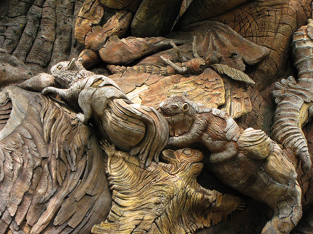 Скульптуры животных Дерева Жизни крупным планом. Фото
