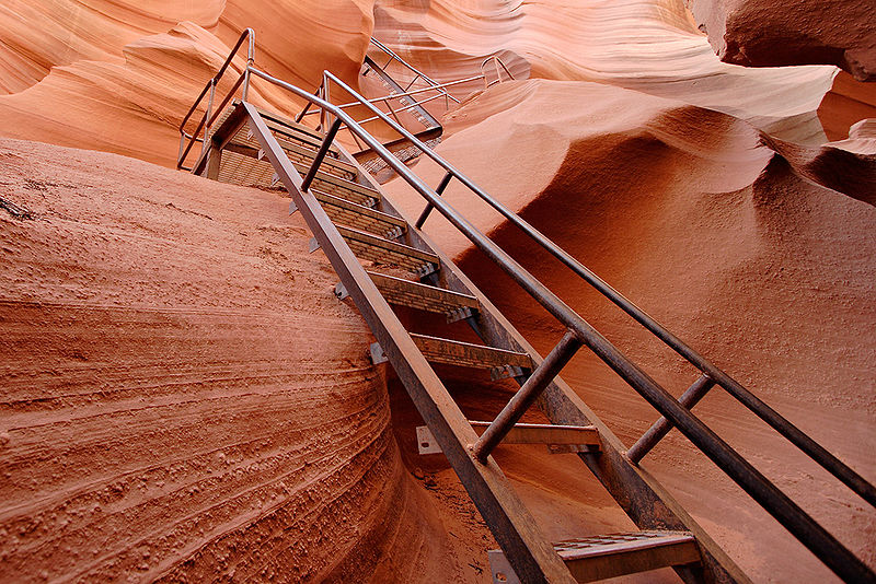 Лестница, ведущая наружу из Нижнего каньона Антилопы. Фото