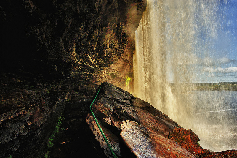 Дорожка между водопадом и скалой в парке Канайма. Фото