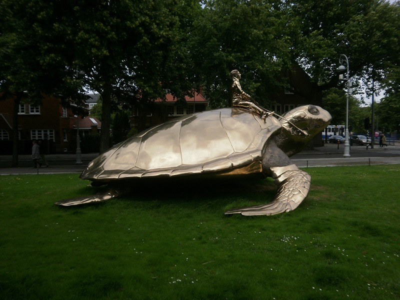 Памятник- человек, сидящий на черепахе в Амстердаме. Фото