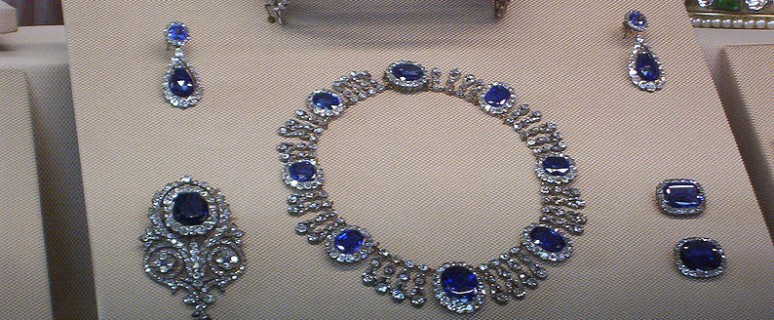 794px-FrenchCrownJewelsLouvre-2[1]
