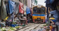 Железнодорожный рынок Меклонг в Таиланде
