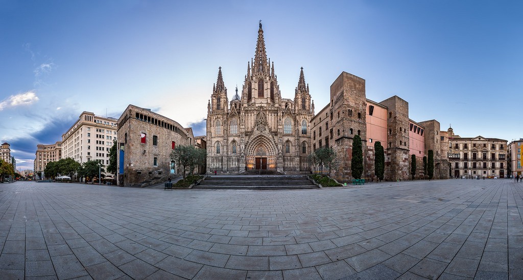 Собор Святого Креста и Святой Евлалии в Барселоне