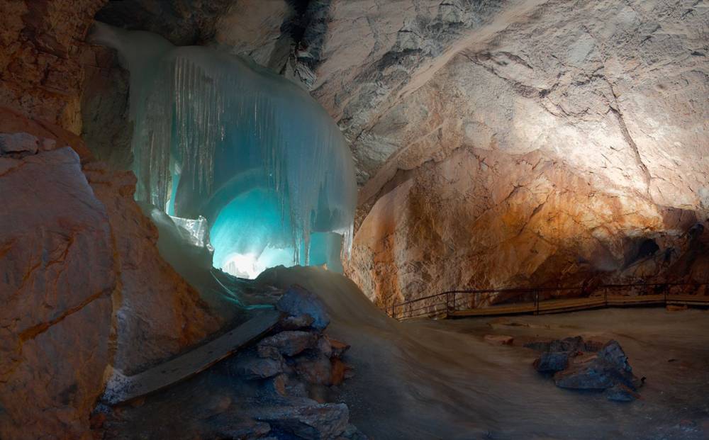 Ледяные пещеры Эйсрайзенвельт