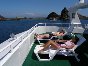 Солнечные ванны на яхте